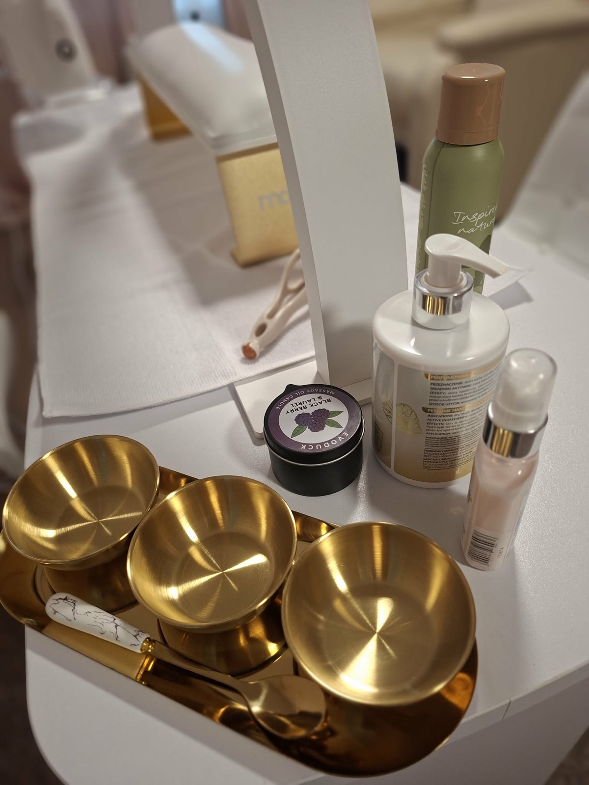 Hand Spa Station mit goldenen Schalen und Pflegeprodukten