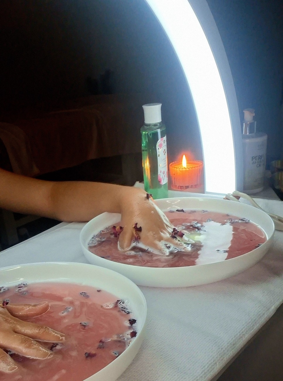 Hand Spa mit pflegendem Rosen-Milchbad