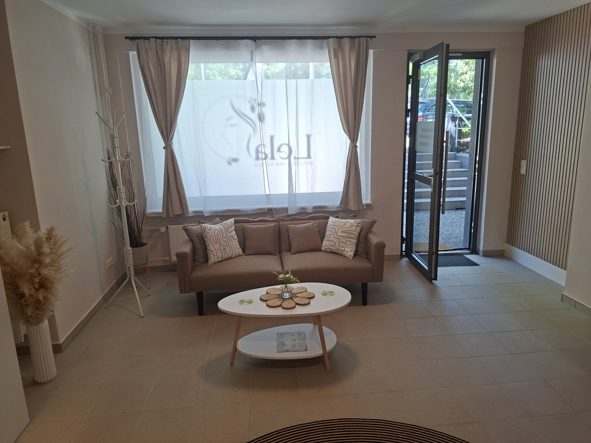Empfangsbereich und Lounge im Lela Beauty & Spa Studio