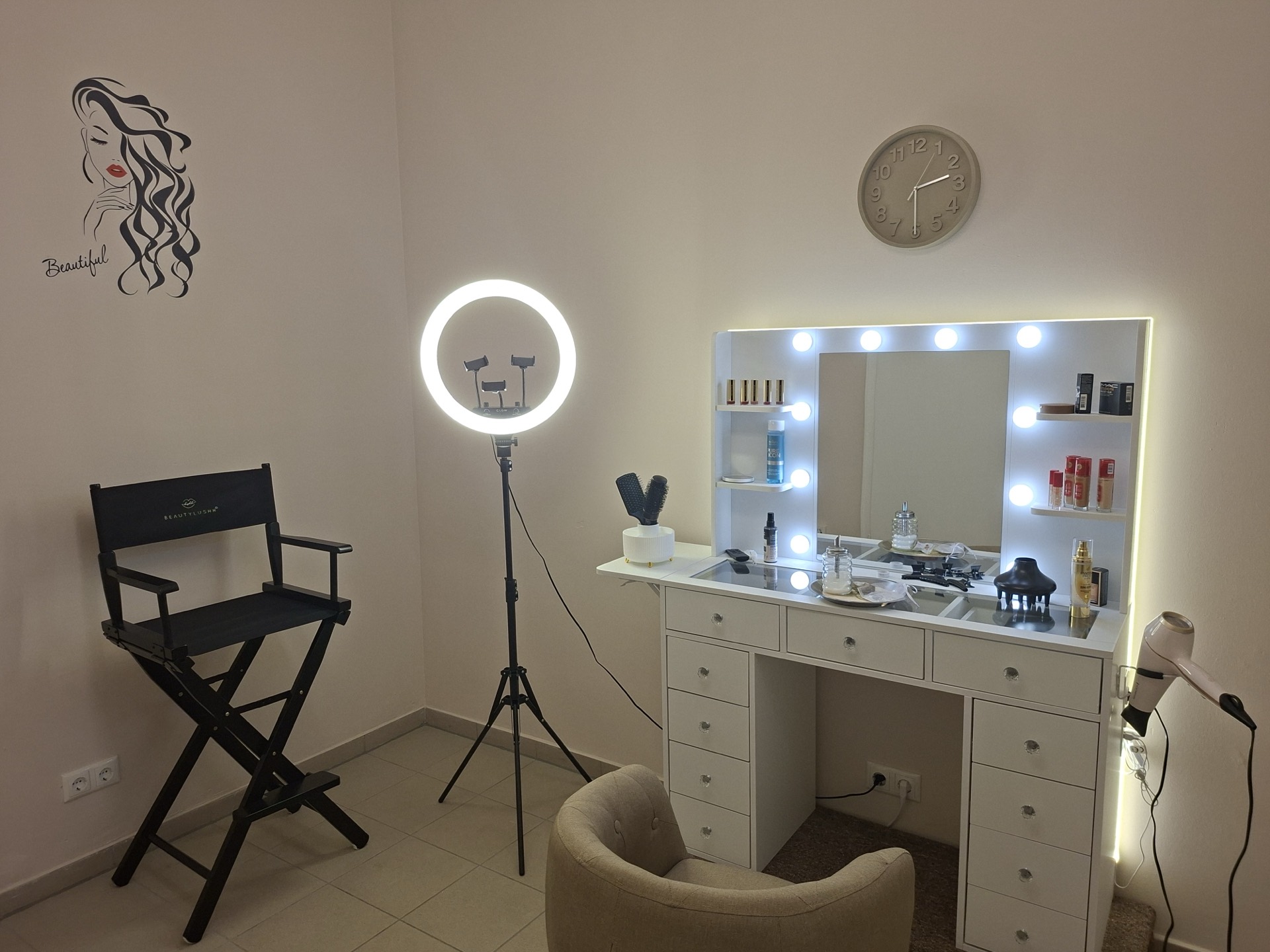 Make-up Studio mit Ringlicht und Schminkspiegel