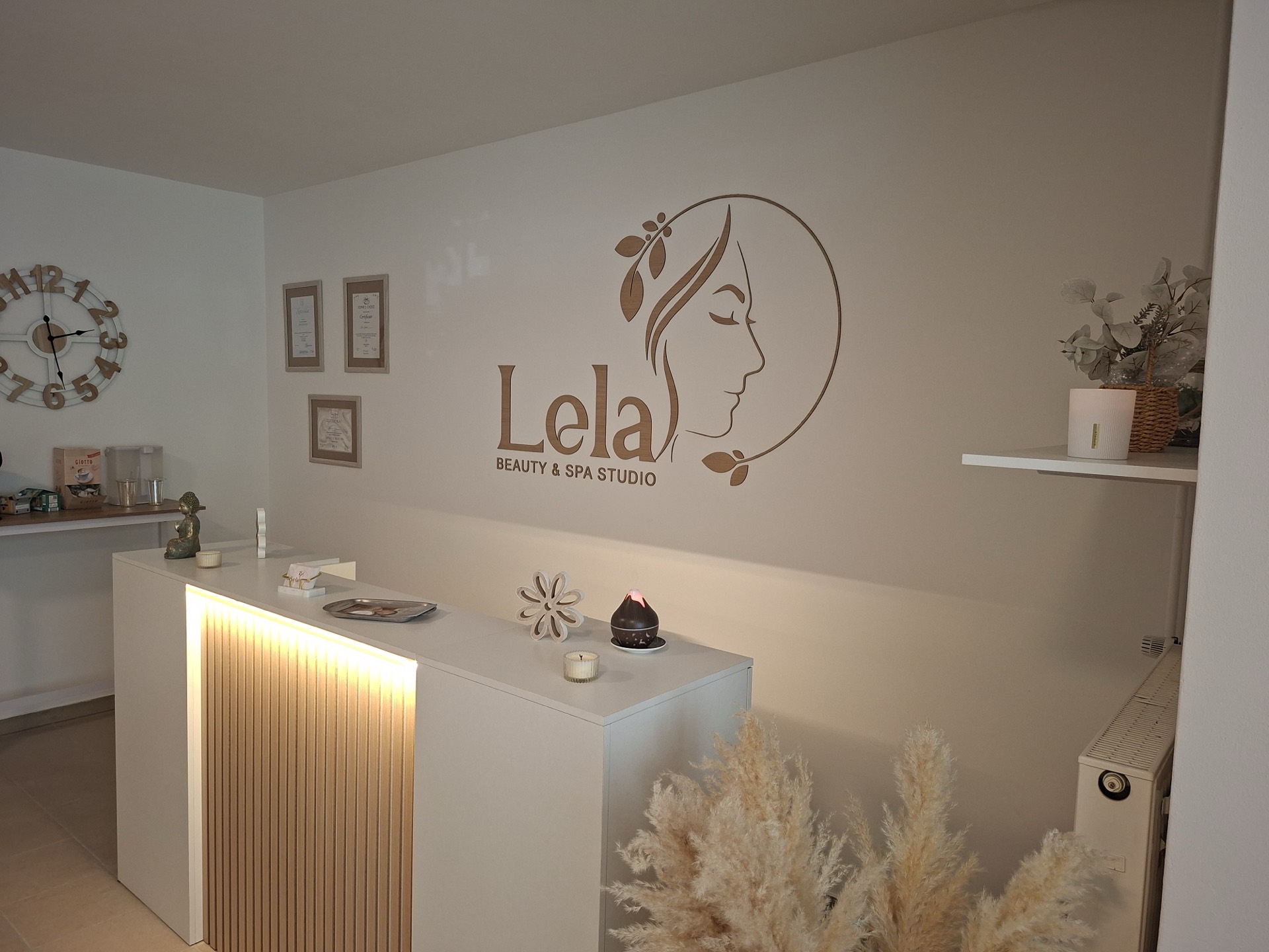 Empfangstheke mit Lela Beauty & Spa Logo